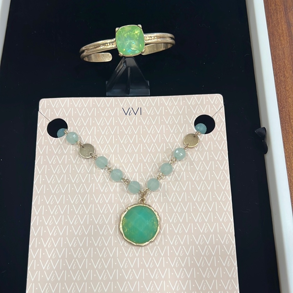 Gold Tone & Green Bangle & Necklace Vivi Hostess Exclusive #99671